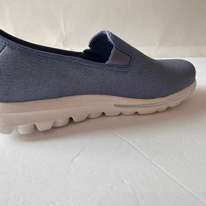 Sketchers Go Walk shoes size 8 new